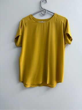 Women's Short Sleeve Silk Relaxed Tee in Mustard